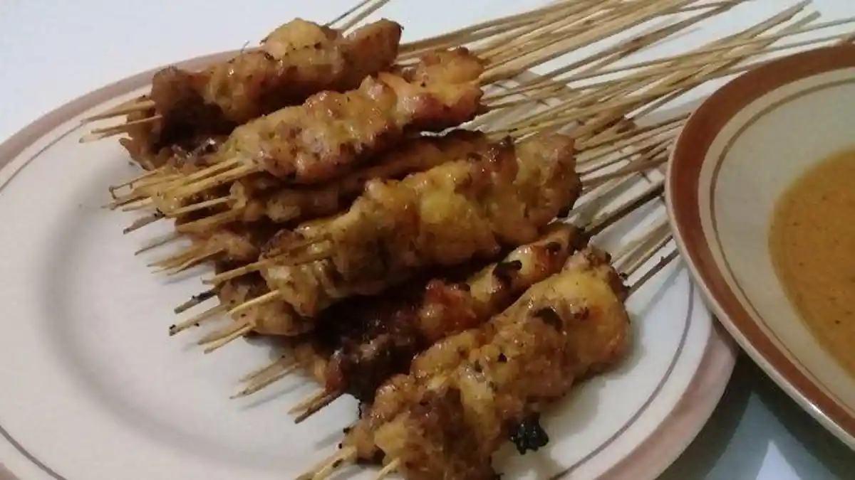 Sate Ayam Martawi: Rasa Tradisi yang Menggigit di Jantung Cilacap